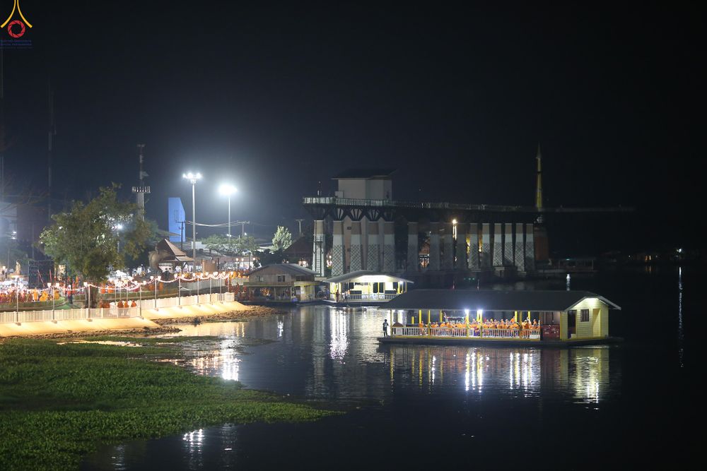 ภาพ No.284115:วันเสาร์ที่ 20 ธันวาคม พ.ศ.2568  พิธีตักบาตรพระ 10,000 รูป เนื่องในโอกาส 194 ปี จังหวัดกาญจนบุรี และอุทิศส่วนกุศลให้แด่บรรพชนทั้งหลาย บริเวณถนนสองแคว (Skywalk) เมืองกาญจนบุรี