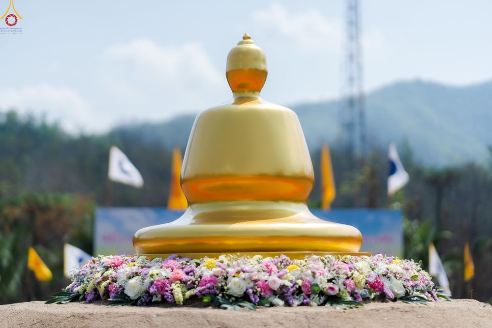 ภาพ No.326841:วันศุกร์ที่ ๑ พฤษภาคม พ.ศ.๒๕๖๙ พิธีทอดผ้าป่า สถาปนาองค์พระเจดีย์เพื่อสร้างสันติภาพโลก และ พิธีโปรยรัตนชาติ กลั่นแผ่นดิน  โปรยทราย เป็นปฐมฤกษ์ ณ ศูนย์ปฏิบัติธรรมเถินเทิดธรรม ต.แม่ปะ อ.เถิน จ.ลำปาง