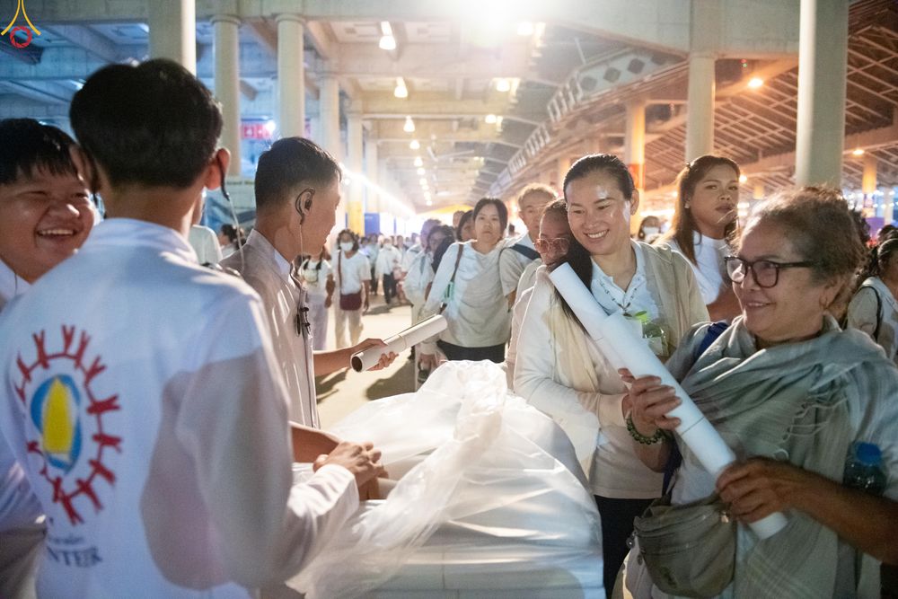 ภาพ No.280418:วันที่ 31 ธันวาคม พ.ศ.2568 -วันที่ 1 มกราคม พ.ศ.2569 พิธีฉลองชัยสวดมนต์บทธัมมจักกับปปวัตนสูตร ครบ 8,000,000,000 จบ , พิธีสวดมนต์ข้ามปี ณ วัดพระธรรมกาย