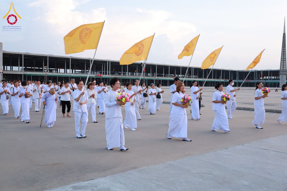 ภาพ No.286707:วันอาสาฬหบูชา วันพฤหัสบดีที่ 10 กรกฏาคม พ.ศ.2568  พิธีเวียนประทักษิณรอบพระมหาธรรมกายเจดีย์ , พิธีฉลองชัยสวดมนต์บทธัมมจักกัปปวัตตนสูตร ครบ 7,520,000,000 จบ ณ มหารัตนวิหารคด วัดพระธรรมกาย