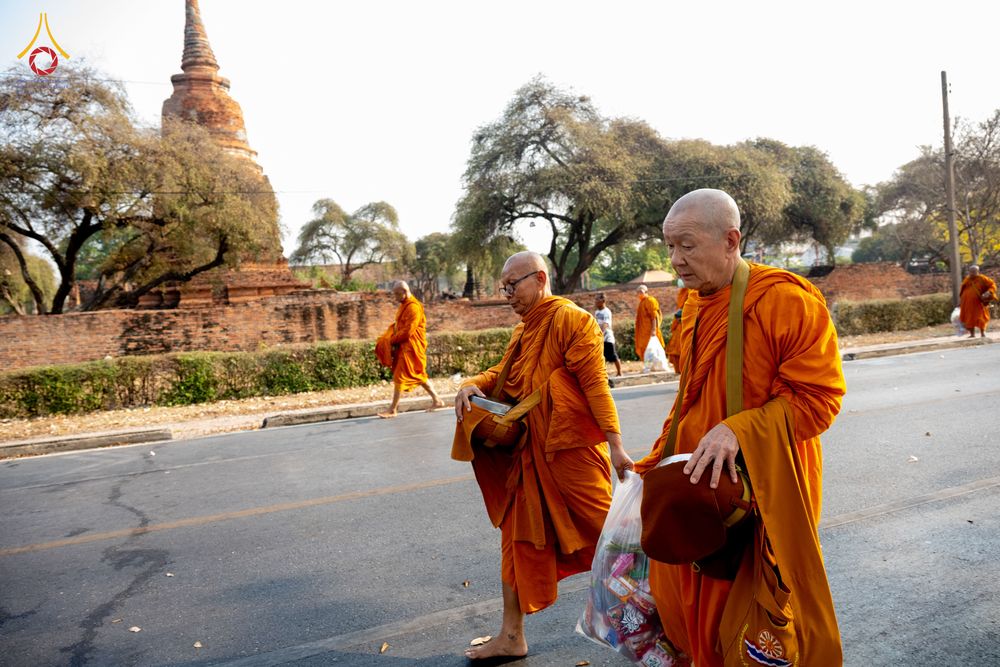 ภาพ No.318104:วันเสาร์ที่ 4 เมษายน พ.ศ. 2569 งานทำบุญเมืองใจกลางอยุธยา  ตักบาตรพระ 1,109 รูป ณ ถนนชีกุน หน้าวัดมหาธาตุ และวัดราชบูรณะ