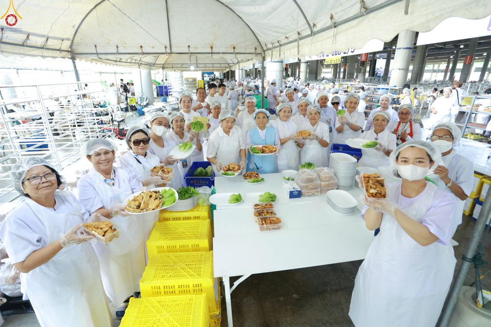 ภาพ No.323669:วันที่ 22 เมษายน พ.ศ.2569(วันคุ้มครองโลก) งานถวายมหาสังฆทาน 40,000 กว่าวัดทั่วประเทศ คณะสงฆ์ฉันภัตตาหารเพล