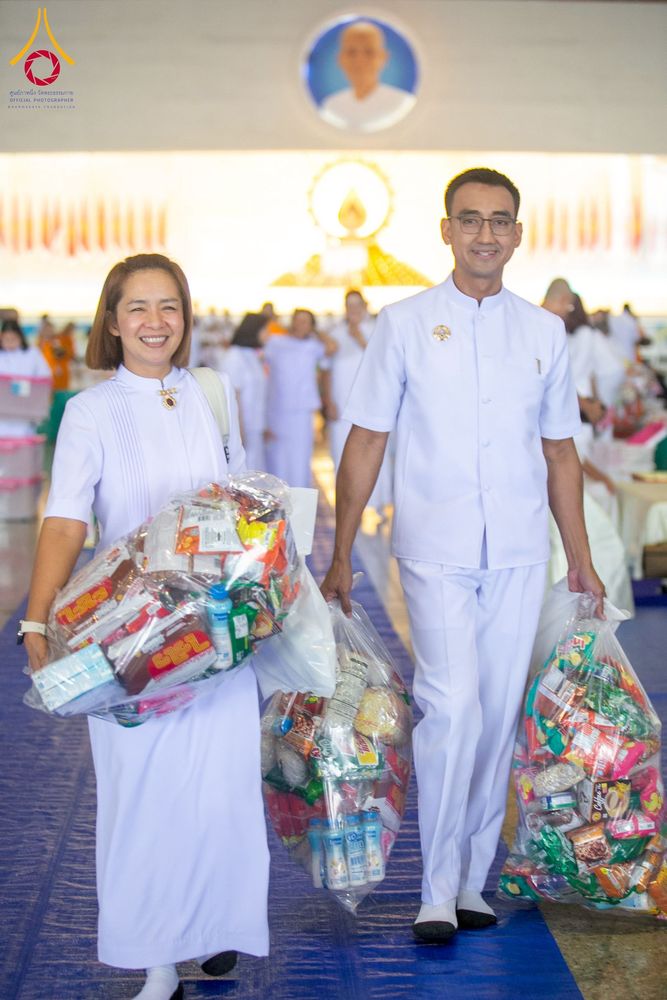 ภาพ No.256877:วันที่ 5 ตุลาคม พ.ศ. 2568 พิธีตักบาตร ข้าวสารอาหารแห้ง ณ บ้านแก้วเรือนทองคุณยายฯ สภาธรรมกายสากล วัดพระธรรมกาย