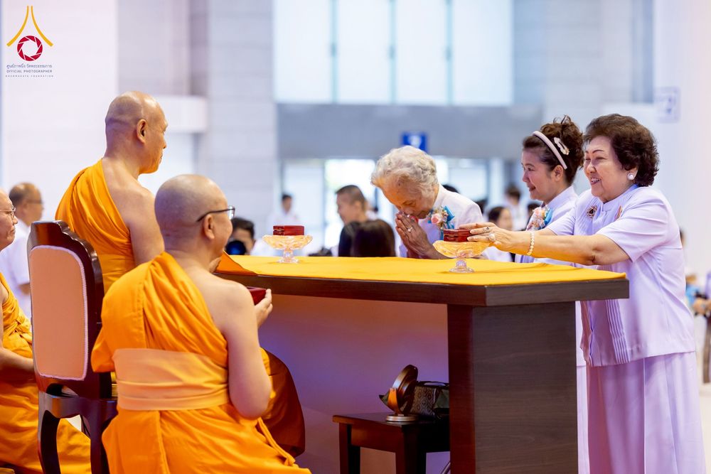 ภาพ No.264401:วันอาทิตย์ที่ 2 พฤศจิกายน พ.ศ. 2568 พิธีบูชาข้าวพระ ณ สภาธรรมกายสากล วัดพระธรรมกาย