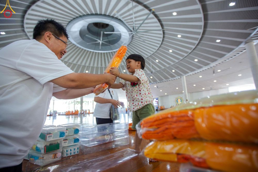 ภาพ No.157775:พิธีถวายภัตตาหารเมนูสวรรค์ ในพรรษาแห่งการเข้าถึงธรรม วันเสาร์ที่ 28 กันยายน พ.ศ. 2567 ณ หอฉันคุณยายอาจารย์ฯ วัดพระธรรมกาย