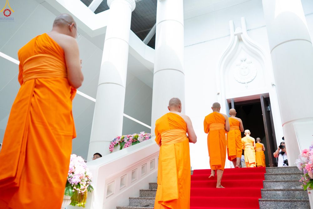 ภาพ No.330780:วันวิสาขบูชา อาทิตย์ที่ 31 พฤษภาคม พ.ศ.2569 พิธีบรรพชาสามเณรอุบาสก 11 ท่าน , พิธีถวายบาตรผ้าไตร และจตุปัจจัยไทยธรรม แด่สามเณร , พิธีอุปสมบทอุทิศชีวิต , พิธีกล่าวคำกัปปิยภัณฑ์  ณ อุโบสถพระไตรปิฎก วัดพระธรรมกาย จังหวัดปทุมธานี