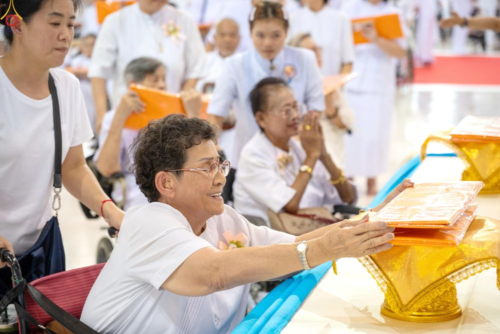 ภาพ No.318558:วันอาทิตย์ต้นเดือนที่ 5 เมษายน พ.ศ.2569 พิธีทอดผ้าป่าสมทบมหาสังฆทาน 40,000 กว่าวัดทั่วประเทศ ณ สภาธรรมกายสากล วัดพระธรรมกาย