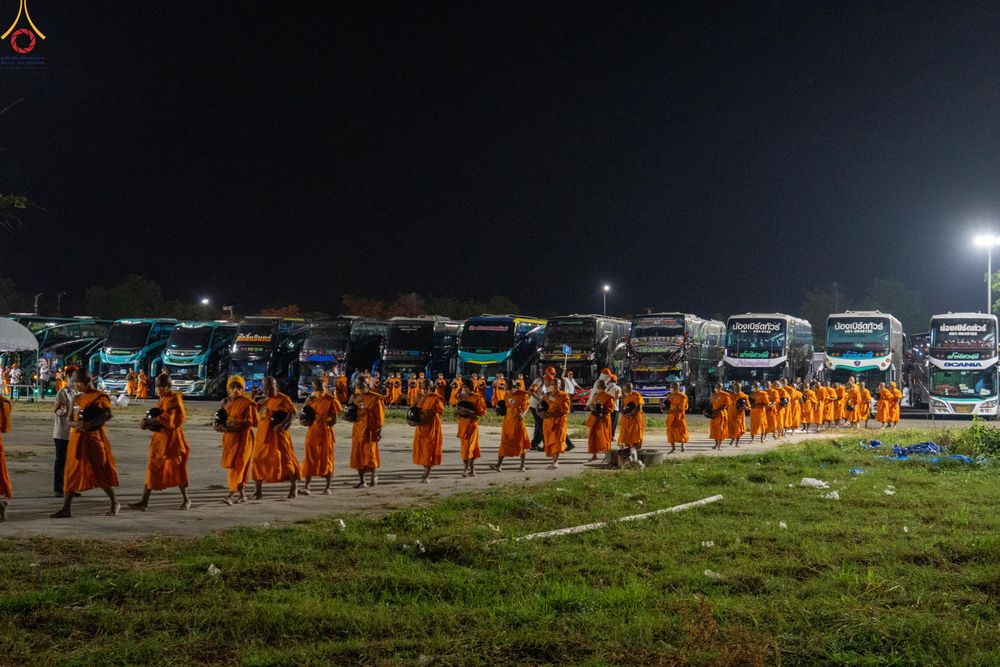 ภาพ No.282538:วันเสาร์ที่ 20 ธันวาคม พ.ศ.2568 พิธีตักบาตรพระ 10,000 รูป (ชุด 2) เนื่องในโอกาส 194 ปี จังหวัดกาญจนบุรี และอุทิศส่วนกุศลให้แด่บรรพชนทั้งหลาย บริเวณถนนสองแคว (Skywalk) เมืองกาญจนบุรี