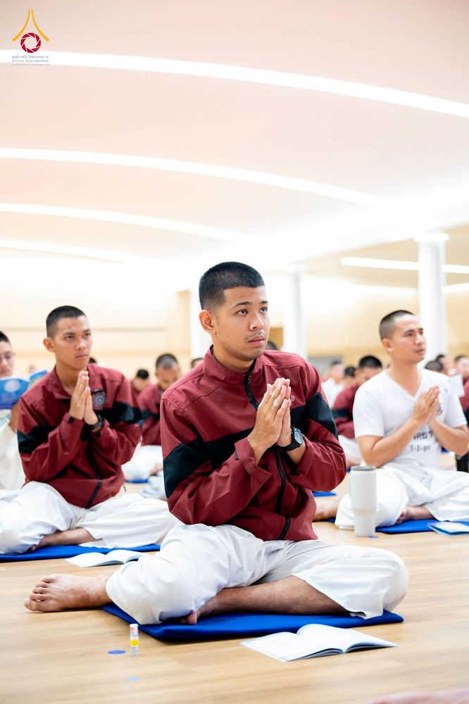 นักเรียนนายสิบตำรวจนั่งพนมมือในท่าขัดสมาธิเพื่อร่วมกิจกรรมอบรมคุณธรรม
