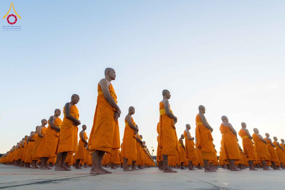 ภาพ No.285185:วันจันทร์ที่ 15 ธันวาคม พ.ศ.2568  บันทึกภาพหมู่ประวัติศาสตร์ โครงการบรรพชาอุปสมบทหมู่  รุ่นบูชาธรรมมหาปูชนียาจารย์ ประจำปี 2568 ณ ลานธรรมมหาธรรมกายเจดีย์ วัดพระธรรมกาย