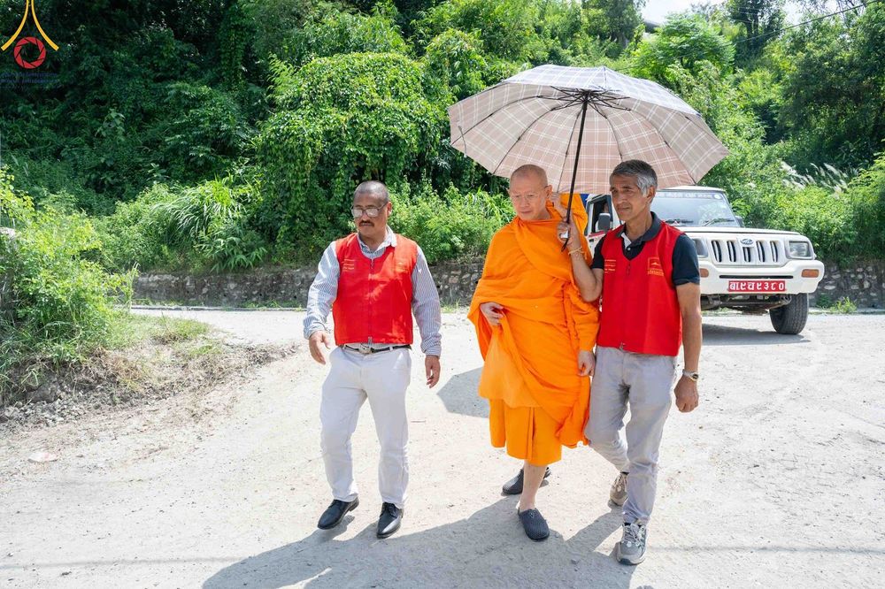 ภาพ No.348028:วันที่ 8 กันยายน พ.ศ.2569 พระธรรมฑูตไทย สายอินเดีย เนปาล พร้อมด้วยคณะสงฆ์เนปาล  วัดไทยลุมพินี วัดพระธรรม และมูลนิธิธรรมกาย ร่วมช่วยเหลือผู้ประสบภัยน้ำท่วมประเทศเนปาล