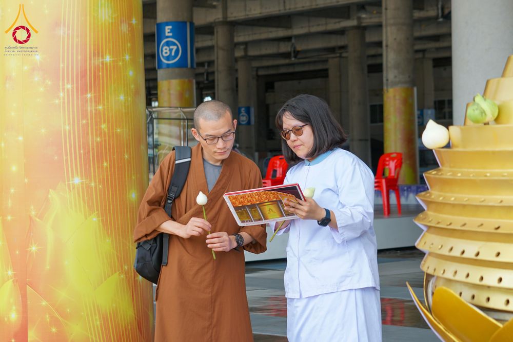 ภาพ No.340432:วันที่  12 - 22 กรกฎาคม พ.ศ.2569 ชาวต่างชาติจากประเทศกัวเตมาลา รัสเซีย เซอร์เบีย เยอรมัน อเมริกา สเปน สิงคโปร์ และศรีลังกา  เยี่ยมชมวัด เรียนรู้วิธีการนั่งสมาธิ และกราบสักการะพระมหาธรรมกายเจดีย์ ณ วัดพระธรรมกาย