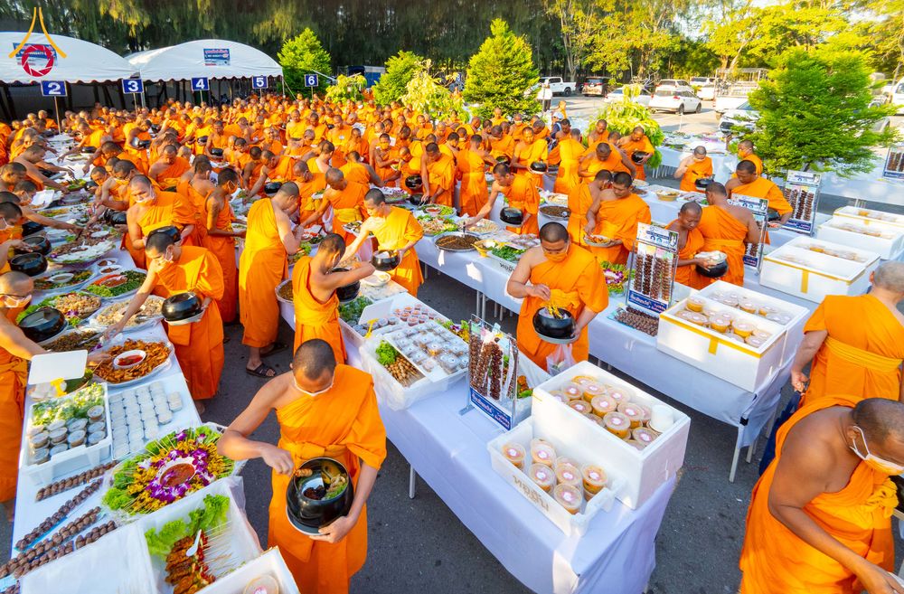 ภาพ No.293590:วันที่ 13 มกราคม พ.ศ. 2569 พิธีถวายภัตตาหารเป็นสังฆทาน แด่พระธรรมยาตรา ณ อนุสรณ์สถานมหาวิหารพระมงคลเทพมุนี (โลตัสแลนด์) อ.สองพี่น้อง จ.สุพรรณบุรี ในโครงการธรรมยาตรา กตัญญูบูชา มหาปูชนียาจารย์ พระมงคลเทพมุนี(สด จนฺทสโร) พระผู้ปราบมาร อนุสรณ์สถาน 7 แห่ง ปี