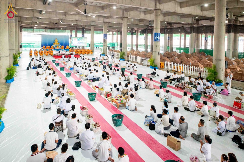 ภาพ No.342917:วันอาทิตย์ที่ 9 สิงหาคม พ.ศ.2569 พิธีตักบาตรฉลองพระใหม่ โครงการบรรพชาและอุปสมบทหมู่ รุ่นเข้าพรรษา ณ มหารัตนวิหาคด คอร์ 26 วัดพระธรรมกาย