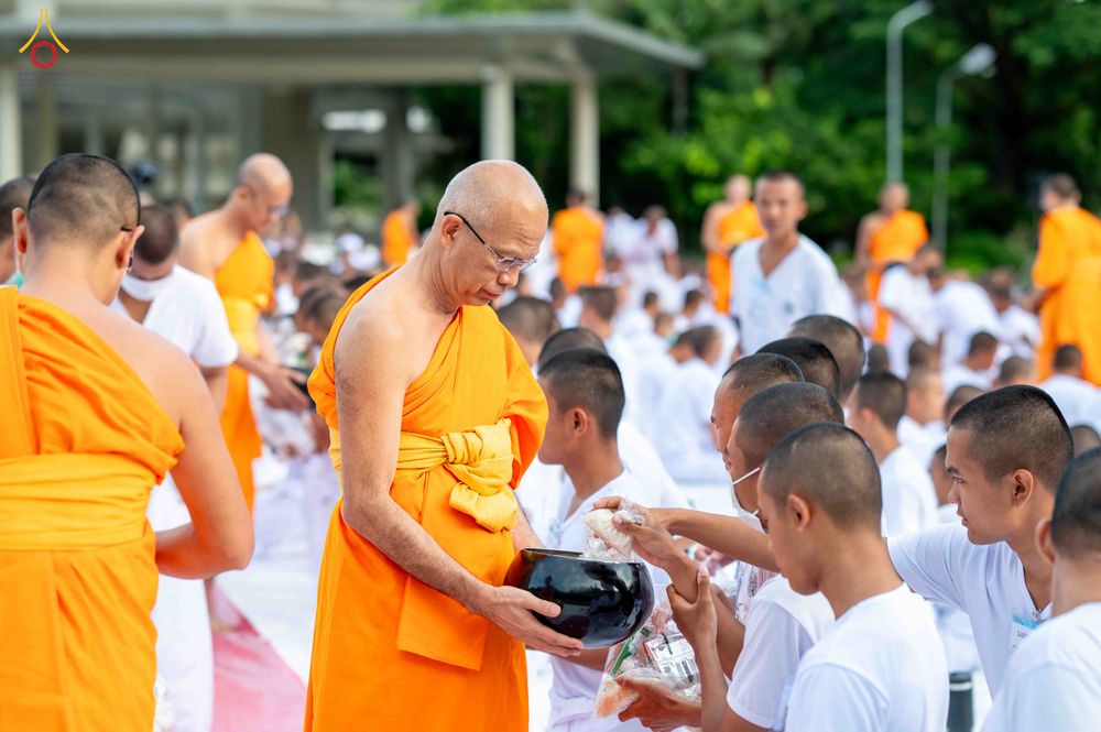 ภาพ No.341028:วันที่ 26 กรกฎาคม พ.ศ. 2569 โครงการพัฒนาคุณธรรม จริยธรรม สำหรับนักเรียนนายสิบตำรวจ (นสต.) รุ่นที่ 17 ศูนย์ฝึกอบรมตำรวจภูธรภาค 1 ได้จัดกิจกรรม ตักบาตรเพื่อน้อมอุทิศถวายเพื่อเป็นพระราชกุศลฯ  และปฏิบัติธรรม ติวธรรมมะ ณ ศูนย์ปฏิบัติธรรมเวิล์ดพีช วัลเล่ย์ (Wo
