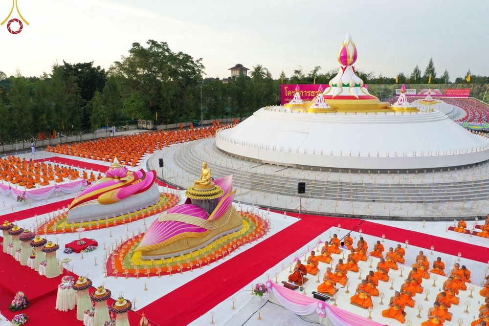 ภาพ No.70182:พิธีจุดประทีปถวายเป็นพุทธบูชา และบูชาธรรมมหาปูชนียาจารย์ ในโครงการธรรมยาตรากตัญญูบูชา มหาปูชนียาจารย์ พระมงคลเทพมุนี(สด จนฺทสโร) พระผู้ปราบมาร ปีที่ 11 ณ อนุสรณ์สถานลำดับที่ 2 สถานที่ตั้งมโนปณิธานบวชตลอดชีวิต อนุสรณ์สถานคลองบางนางแท่น อ.สามพราน จ.นครปฐม 