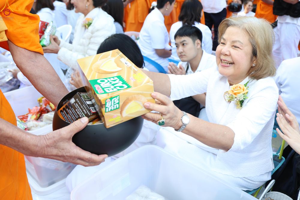 ภาพ No.289394:วันที่ 7 มกราคม พ.ศ. 2569 พิธีตักบาตรพระธรรมยาตรา ณ อนุสรณ์สถานลำดับที่ 1 สถานที่เกิดด้วยรูปกายเนื้อ อนุสรณ์สถานมหาวิหารพระมงคลเทพมุนี (โลตัสแลนด์) อ.สองพี่น้อง จ.สุพรรณบุรี ในโครงการธรรมยาตรา กตัญญูบูชา มหาปูชนียาจารย์ พระมงคลเทพมุนี(สด จนฺทสโร) พระผู้ป