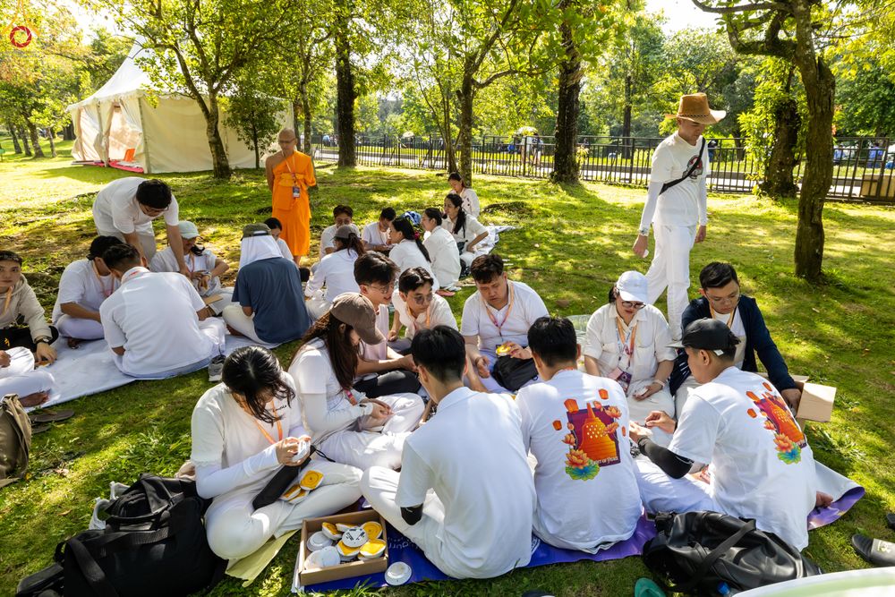 ภาพ No.330073:วันที่ 27-29 พฤษภาคม พ.ศ.2569 MBMI Tangerang (Majelis Agama Buddha Mahanikaya) ได้มีการเตรียมงานเพื่อจัดงานวิสาขบูชานานาชาติ  ชึ่งในงานจะมีการจุดประทีปโคมลาน โคมลอย กว่า 20,000 ดวง  เพื่อน้อมถวายเป็นพุทธบูชา และเพื่อเป็นการกระชับสัมพันธมิตรภาพ