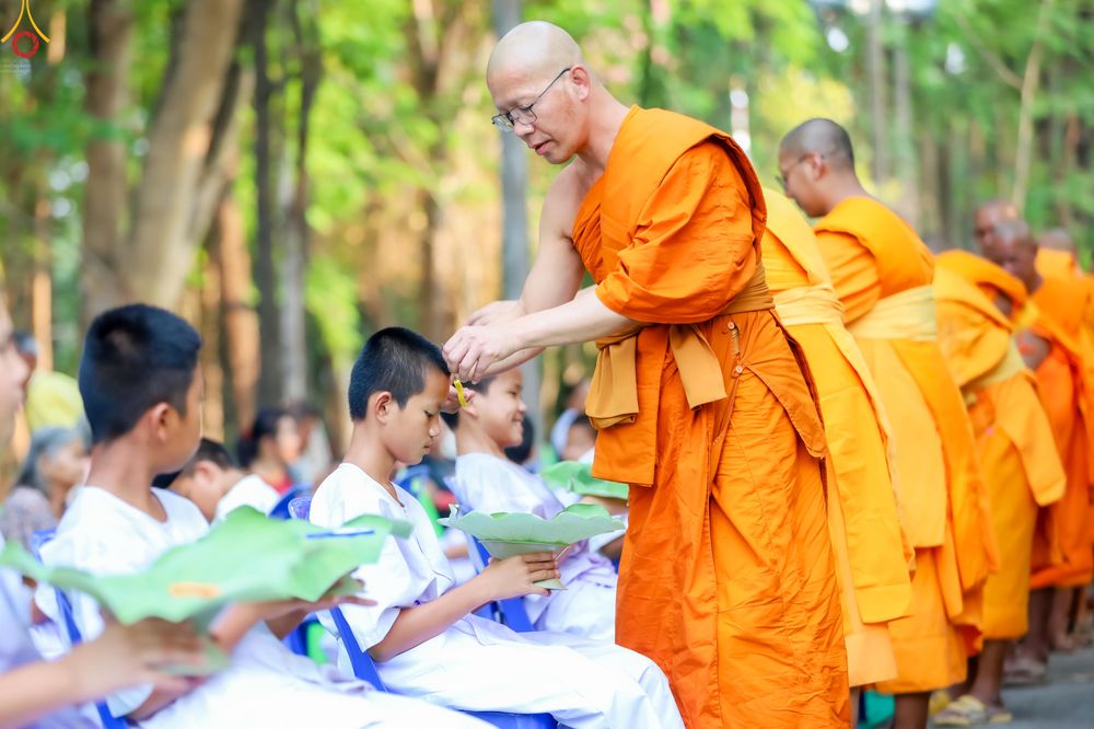 ภาพ No.317943:วันพฤหัสบดีที่ 2 เมษายน พ.ศ.2569 พิธีปลงผม , พิธีขอขมามอบบาตรและผ้าไตร , พิธีบรรพชาสามเณร จำนวน 28 รูป   ณ วัดโซกเป็ดอภิญญาโณ ต.เมืองเก่า อ.เมือง จ.สุโขทัย