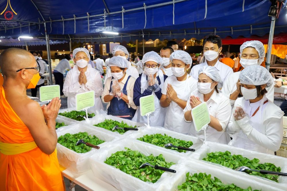 ภาพ No.74114:พิธีถวายภัตตาหารเป็นสังฆทาน แด่คณะพระธรรมยาตราฯ ในโครงการธรรมยาตรากตัญญูบูชา มหาปูชนียาจารย์ พระมงคลเทพมุนี(สด จนฺทสโร) พระผู้ปราบมาร อนุสรณ์สถาน 7 แห่ง ปีที่ 11 วันที่ 25 มกราคม พ.ศ. 2566