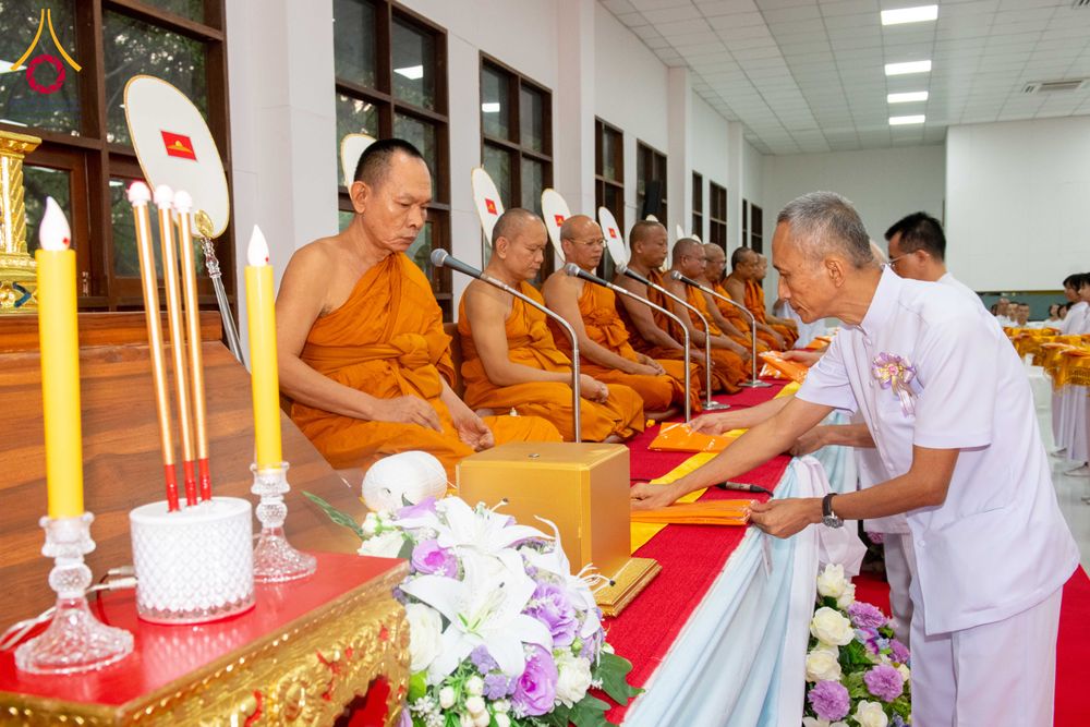 ภาพ No.315902:วันพฤหัสบดีที่ 26 มีนาคม พ.ศ. 2569 พิธีบำเพ็ญกุศล คุณพ่อณรงค์ จินตมากุล  สิริอายุ 99 ปี 11 เดือน โยมบิดา พระครูปลัดรัตนวีรวัฒน์ (รังสฤษดิ์ อิทฺธิจินตโก) ที่ปรึกษาเจ้าคณะจังหวัดปทุมธานี เจ้าอาวาสวัดพระธรรมกาย  ณ ห้องปลูกศรัทธา 2 วัดพระธรรมกาย ปทุมธานี