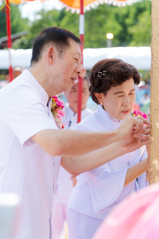 ภาพ No.331684:วันพุธที่ ๓ มิถุนายน พ.ศ.๒๕๖๙ พิธีทอดผ้าป่า ปฏิบัติธรรมกลั่นแผ่นดิน พิธีโปรยรัตนชาติ  และ พิธีตอกเสาเข็ม มงคลต้นแรก สถาปนา "องค์พระเจดีย์เพื่อสร้างสันติภาพโลก"  องค์แรก ครั้งแรกของลำปาง ประตูสู่ภาคเหนือ  ณ ศูนย์ปฏิบัติธรรมเถินเทิดธรรม อ.เถิน จ.ลำปาง