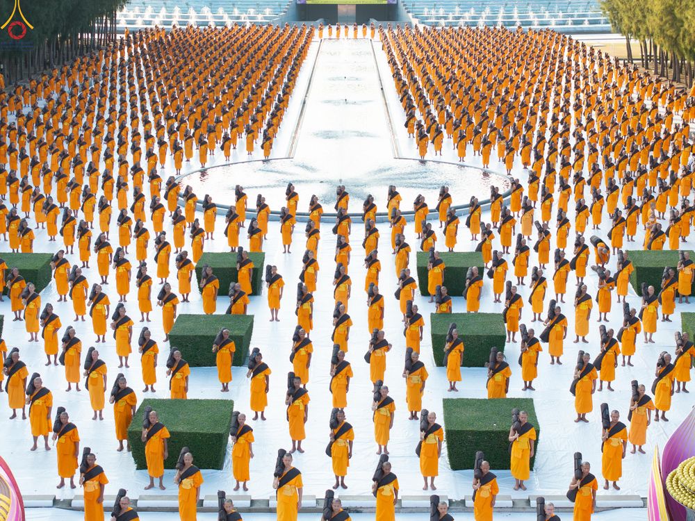 ภาพ No.281637:วันที่ 24 ธันวาคม พ.ศ.2568 พระธรรมยาตรา ปฏิบัติธรรม และถ่ายภาพหมู่ประวัติศาสตร์ ณ ลานหน้ามหาวิหารพระมงคลเทพมุนีฯ วัดพระธรรมกาย