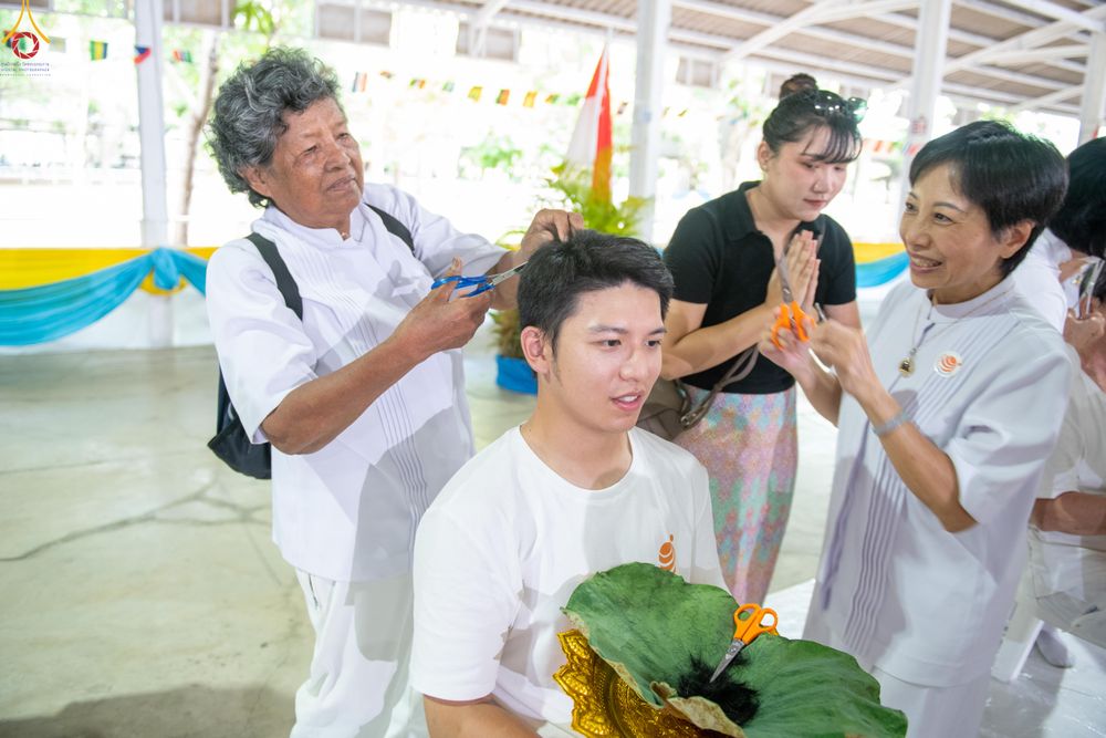 ภาพ No.338283:วันอาทิตย์ที่ 5 กรกฎาคม พศ.2569 พิธีตัดปอยผมธรรมทายาทนานาชาติ IDOP รุ่นที่ 21 จากประเทศจีน มาเลเซีย สิงคโปร์ และไต้หวัน ณ โถงช้าง วัดพระธรรมกาย