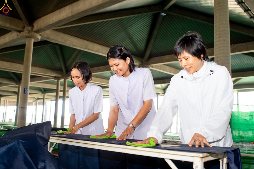 ภาพ No.322387:วันที่ 16 เมษายน พ.ศ.2569 การจัดเตรียมเบาะรองนอน เช็ดทำความสะอาด  เพื่องานถวายมหาสังฆทาน 40,000 กว่าวัดทั่วประเทศ วันคุ้มครองโลก 22 เมษายน พ.ศ.2569 วัดพระธรรมกาย