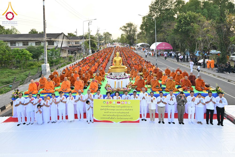 ภาพ No.281519:วันอาทิตย์ที่ 28 ธันวาคม พ.ศ.2568 ตักบาตรพระ 1000 รูป ปีที่ 1 ทำบุญเมืองสตูลส่งท้ายปี ณ หน้าโรงเรียนสตูลวิทยา จ.สตูล