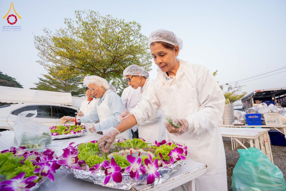 ภาพ No.295485:วันที่ 16 มกราคม พ.ศ. 2569 พิธีถวายภัตตาหารเป็นสังฆทาน แด่พระธรรมยาตรา ณ วัดโบสถ์บน ต.บางคูเวียง จ.นนทบุรี อนุสรณ์สถานลำดับที่ 4 สถานที่เกิดด้วยกายธรรม ในโครงการธรรมยาตรา กตัญญูบูชา มหาปูชนียาจารย์ พระมงคลเทพมุนี(สด จนฺทสโร) พระผู้ปราบมาร อนุสรณ์สถาน 7 แ