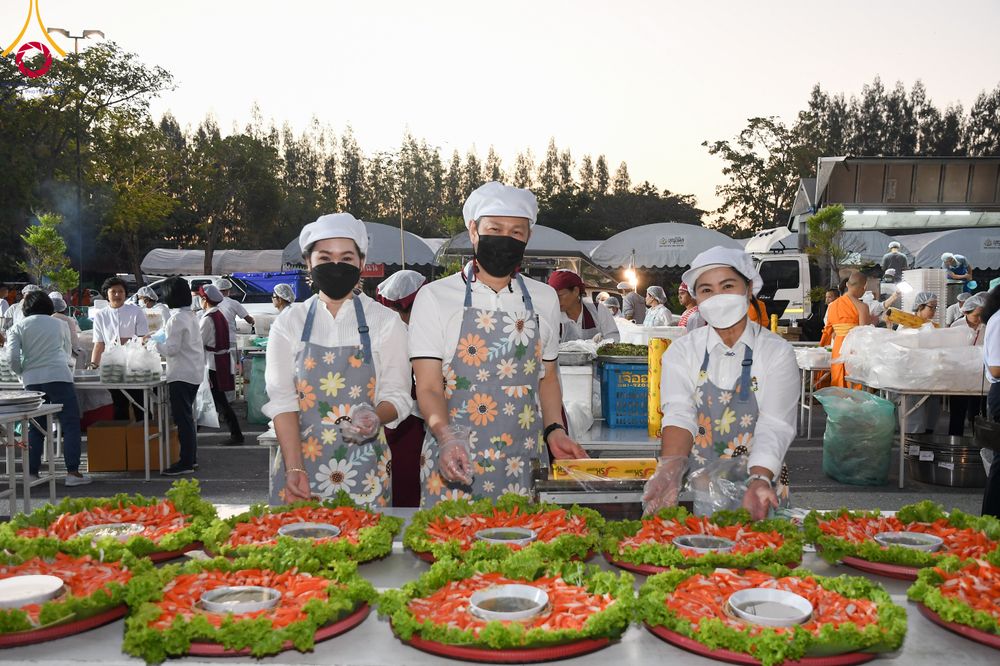 ภาพ No.106037:พิธีถวายภัตตาหารเป็นสังฆทาน แด่คณะพระธรรมยาตราฯ ในโครงการธรรมยาตรากตัญญูบูชา มหาปูชนียาจารย์ พระมงคลเทพมุนี(สด จนฺทสโร) พระผู้ปราบมาร อนุสรณ์สถาน 7 แห่ง ปีที่ 12 วันที่ 3 มกราคม พ.ศ. 2567 ณ อนุสรณ์สถานโลตัสแลนด์ จ.สุพรรณบุรี