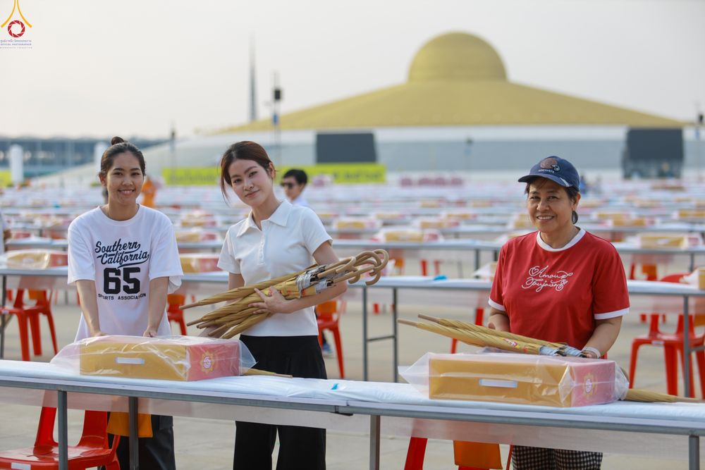 ภาพ No.322575:วันที่ 17 เมษายน พ.ศ.2569 การเรียงกล่องไทยธรรม เรียงน้ำดื่ม เรียงร่ม ณ ลานธรรมพระมหาธรรมกายเจดีย์ เพื่องานถวายมหาสังฆทาน 40,000 กว่าวัดทั่วประเทศ วันคุ้มครองโลก 22 เมษายน พ.ศ.2569 วัดพระธรรมกาย