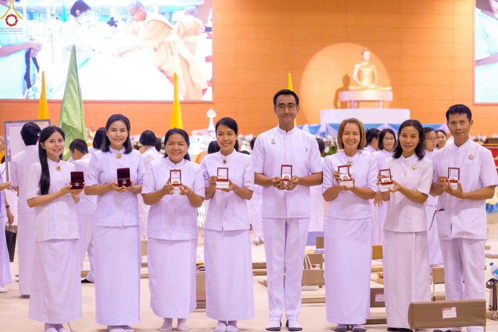 ภาพ No.311671:วันอาทิตย์ต้นเดือนที่ 1 มีนาคม พ.ศ.2569 สัมมนาพิเศษ พิธีมอบรูปหล่อโลหะหลวงปู่วัดปากน้ำ พระมงคลเทพมุนี พิธีมุทิตาสักการะในโอกาสพระครูปลัดรัตนวีรวัฒน์(รังสฤษดิ์ อิทธิจินฺตโก) เจ้าอาวาสวัดพระธรรมกาย  ดำรงตำแหน่งเป็น “ที่ปรึกษาเจ้าคณะจังหวัดปทุมธานี”  ณ ห้อง