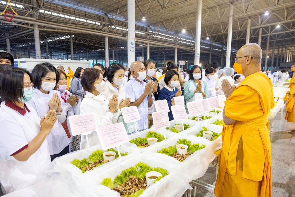 ภาพ No.75126:พิธีถวายภัตตาหารเป็นสังฆทาน แด่คณะพระธรรมยาตราฯ ในโครงการธรรมยาตรากตัญญูบูชา มหาปูชนียาจารย์ พระมงคลเทพมุนี(สด จนฺทสโร) พระผู้ปราบมาร อนุสรณ์สถาน 7 แห่ง ปีที่ 11 วันที่ 31 มกราคม พ.ศ. 2566