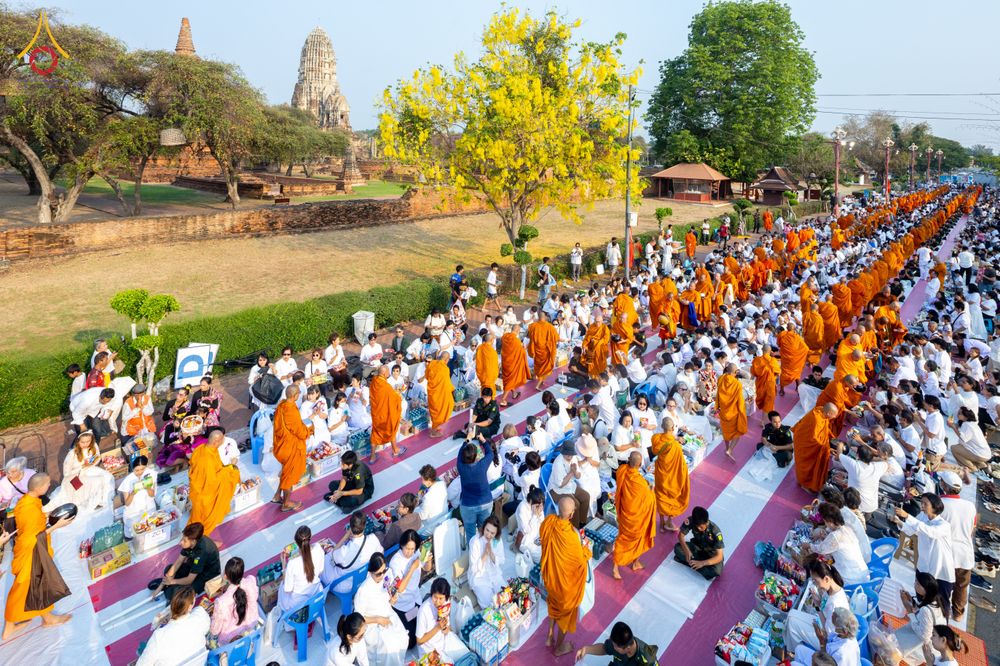 ภาพ No.318074:วันเสาร์ที่ 4 เมษายน พ.ศ. 2569 งานทำบุญเมืองใจกลางอยุธยา  ตักบาตรพระ 1,109 รูป ณ ถนนชีกุน หน้าวัดมหาธาตุ และวัดราชบูรณะ