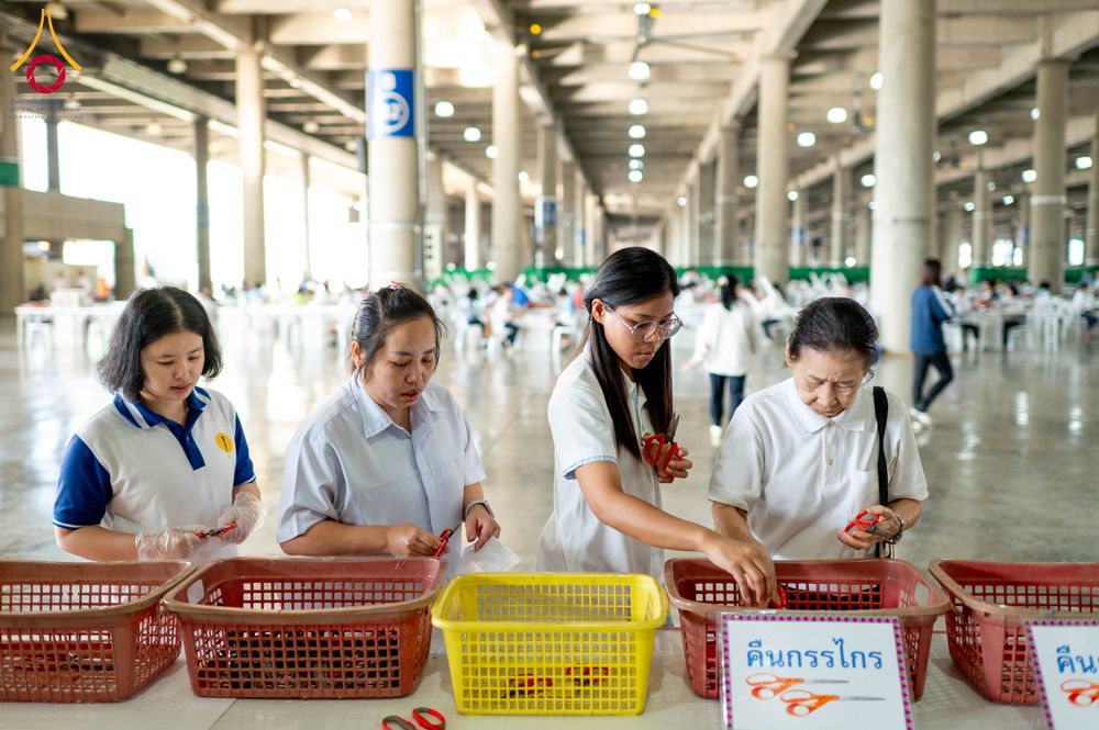 ภาพ No.279426:วันที่ 19-26 ธันวาคม พ.ศ. 2568 และ วันที่ 1 มกราคม พ.ศ.2569 รับบุญปลิดกลีบดอกไม้ เพื่อโปรยต้อนรับพระธรรมยาตรา