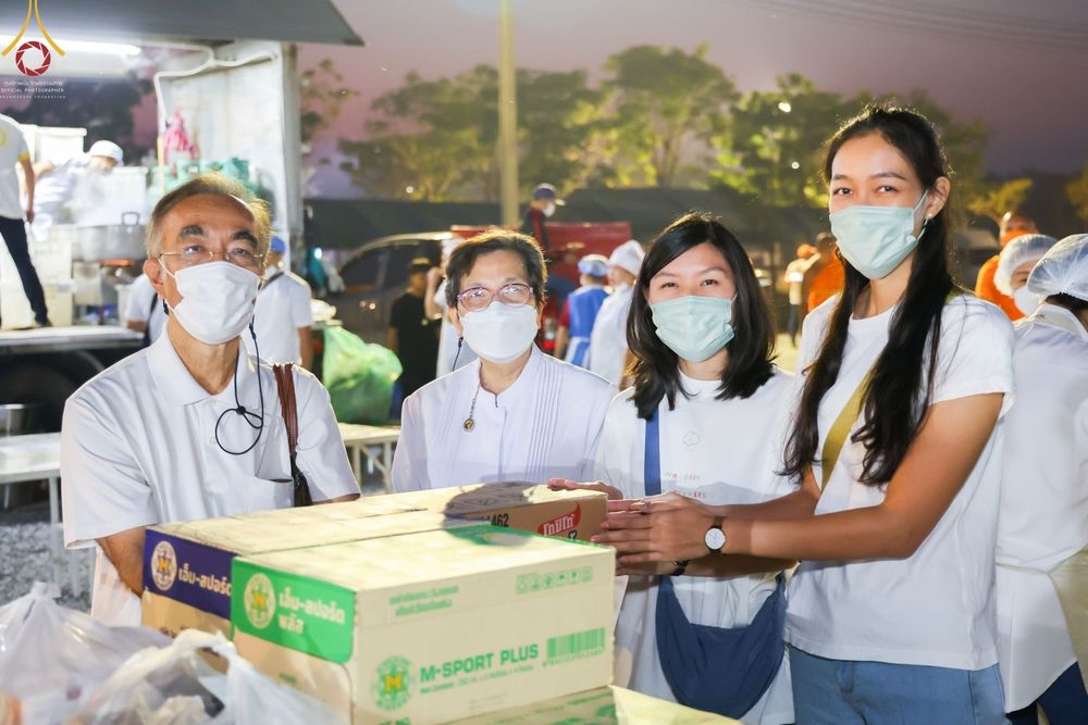 ภาพ No.73993:พิธีถวายภัตตาหารเป็นสังฆทาน แด่คณะพระธรรมยาตราฯ ในโครงการธรรมยาตรากตัญญูบูชา มหาปูชนียาจารย์ พระมงคลเทพมุนี(สด จนฺทสโร) พระผู้ปราบมาร อนุสรณ์สถาน 7 แห่ง ปีที่ 11 วันที่ 24 มกราคม พ.ศ. 2566