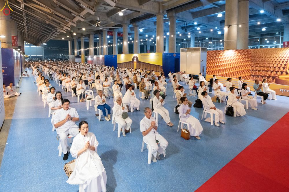 ภาพ No.280429:วันที่ 31 ธันวาคม พ.ศ.2568 -วันที่ 1 มกราคม พ.ศ.2569 พิธีฉลองชัยสวดมนต์บทธัมมจักกับปปวัตนสูตร ครบ 8,000,000,000 จบ , พิธีสวดมนต์ข้ามปี ณ วัดพระธรรมกาย