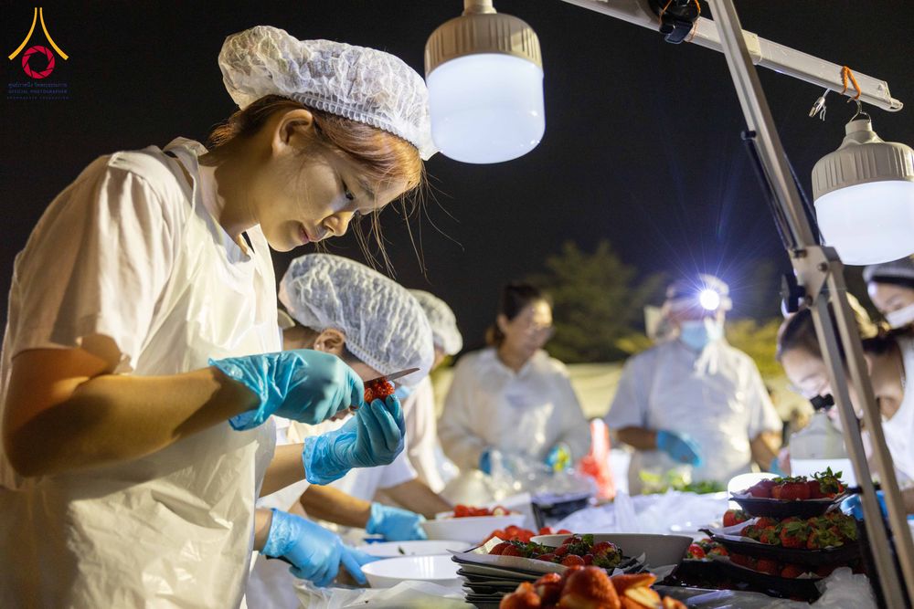 ภาพ No.294742:วันที่ 15 มกราคม พ.ศ. 2569 พิธีถวายภัตตาหารเป็นสังฆทาน แด่พระธรรมยาตรา ณ วัดโบสถ์บน ต.บางคูเวียง จ.นนทบุรี อนุสรณ์สถานลำดับที่ 4 สถานที่เกิดด้วยกายธรรม ในโครงการธรรมยาตรา กตัญญูบูชา มหาปูชนียาจารย์ พระมงคลเทพมุนี(สด จนฺทสโร) พระผู้ปราบมาร อนุสรณ์สถาน 7 แ