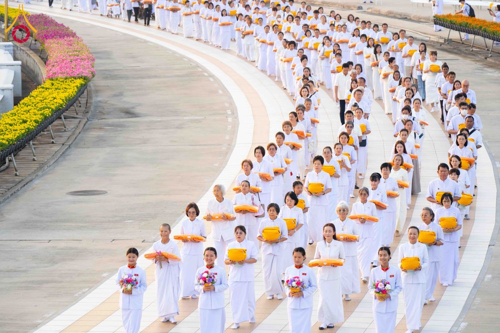 ภาพ No.320805:วันเสาร์ที่ 11 เมษายน พ.ศ.2569 พิธีเวียนประทักษิณ พิธีวันทาเจดีย์ โครงการอุปสมบทหมู่ บูชาธรรมหลวงพ่อธัมมชโย พ.ศ.2569 โครงการอุปสมบทหมู่ธรรมทายาท ระดับอุดมศึกษา รุ่น 53 (ภาคฤดูร้อน) ณ วัดพระธรรมกาย ปทุมธานี