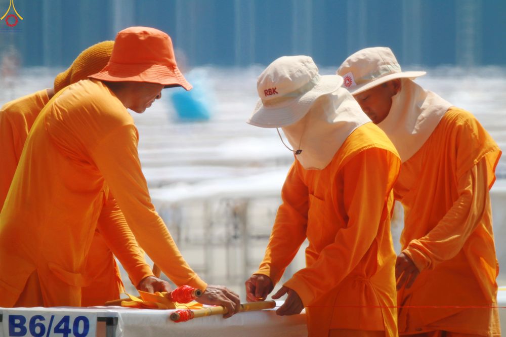 ภาพ No.321960:วันที่ 11-12 เมษายน พ.ศ.2569 การเตรียมงาน มัดถุงน้ำ , ผูกผ้าระบาย , เตรียมจุดฉันภัตตาหาร เพื่องานถวายมหาสังฆทาน 40,000 กว่าวัดทั่วประเทศ วันคุ้มครองโลก 22 เมษายน พ.ศ.2569 วัดพระธรรมกาย