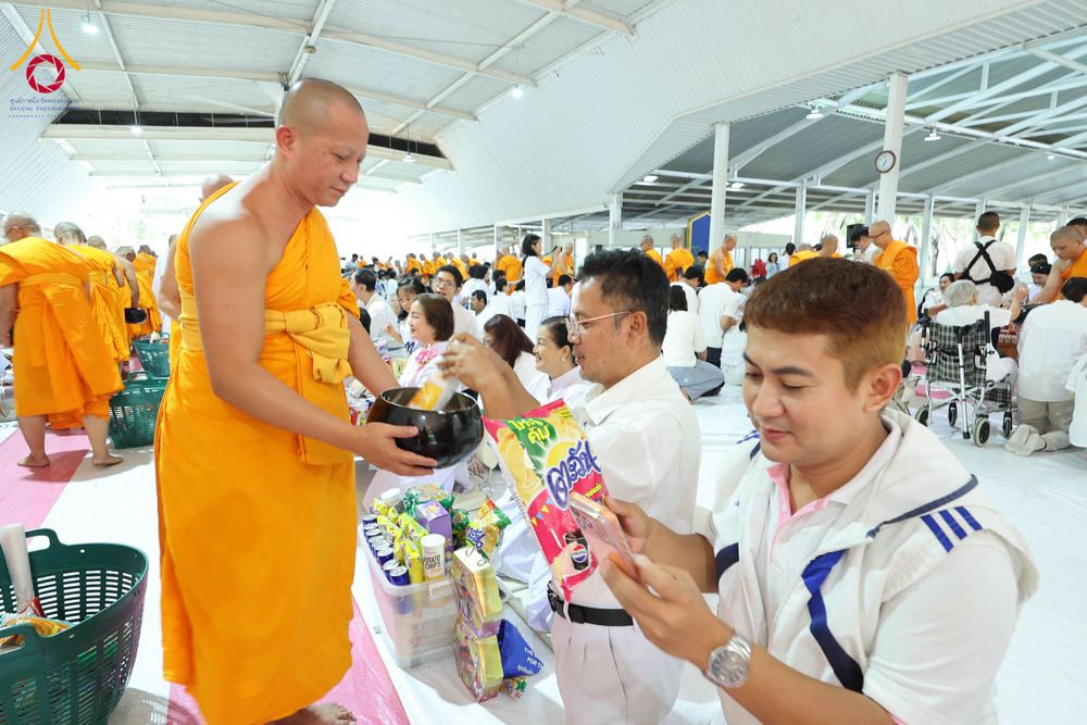 ภาพ No.322927:วันอาทิตย์ที่ 19 เมษายน พ.ศ. 2569 ตักบาตรฉลองพระใหม่ โครงการบรรพชาและอุปสมบทหมู่ รุ่นบูชาธรรม 82 ปี หลวงพ่อธัมมชโย ณ อาคารโถงช้าง สำนักงานใหญ่