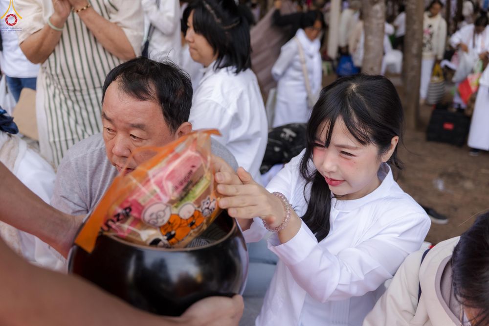 ภาพ No.289408:วันที่ 7 มกราคม พ.ศ. 2569 พิธีตักบาตรพระธรรมยาตรา ณ อนุสรณ์สถานลำดับที่ 1 สถานที่เกิดด้วยรูปกายเนื้อ อนุสรณ์สถานมหาวิหารพระมงคลเทพมุนี (โลตัสแลนด์) อ.สองพี่น้อง จ.สุพรรณบุรี ในโครงการธรรมยาตรา กตัญญูบูชา มหาปูชนียาจารย์ พระมงคลเทพมุนี(สด จนฺทสโร) พระผู้ป