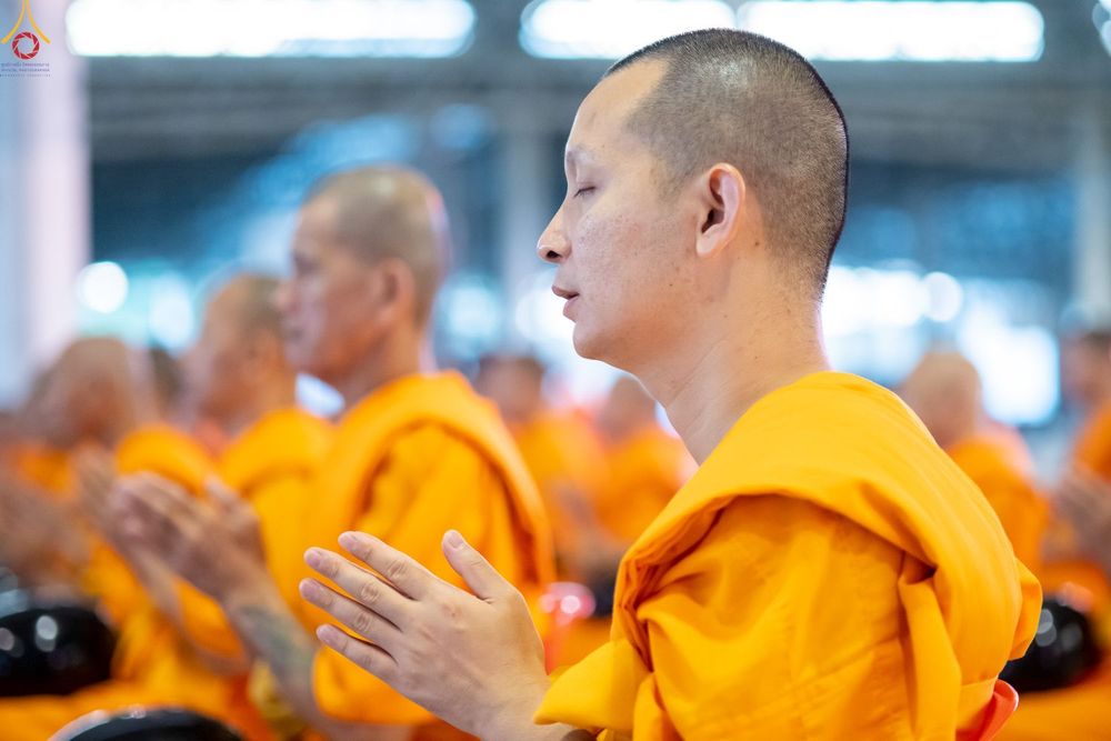 พระภิกษุสงฆ์พนมมือขณะประกอบพิธีกรรมทางศาสนาในวัด