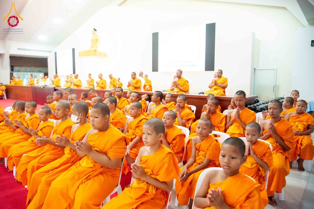 ภาพ No.321791:วันที่ 12 เมษายน พ.ศ.2569 ตักบาตรสงกรานต์ฉลองสามเณรใหม่  ณ ศูนย์ปฏิบัติธรรมระยอง(บ้านช่องลม)