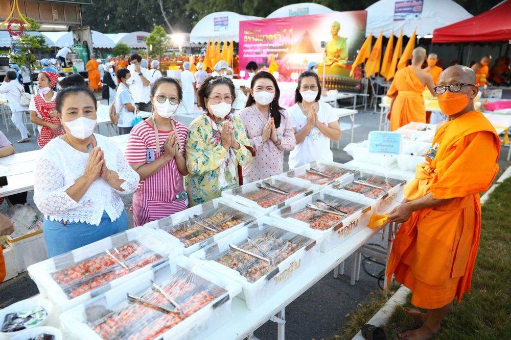 ภาพ No.69786:พิธีถวายภัตตาหารเป็นสังฆทาน แด่คณะพระธรรมยาตราฯ ในโครงการธรรมยาตราฯ ปีที่ 11 ณ อนุสรณ์สถานมหาวิหารพระมงคลเทพมุนี อ.สองพี่น้อง จ.สุพรรณบุรี วันที่ 6 มกราคม พ.ศ. 2566