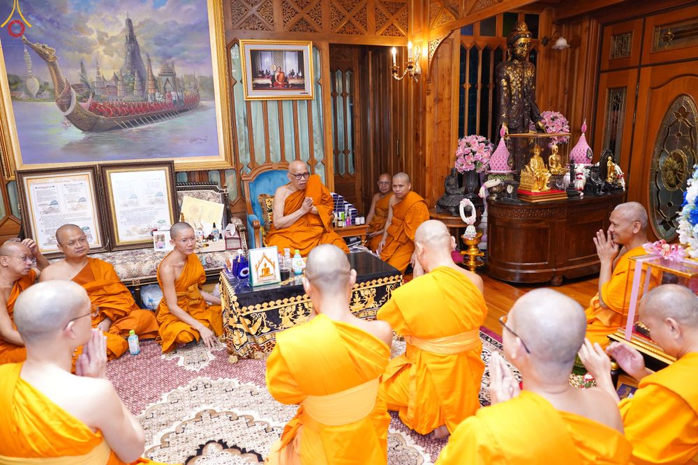 ภาพ No.286257:วันที่ 12 กรกฎาคม พศ.2568 (แรม 2 ค่ำ เดือน 8) พระภิกษุวัดพระธรรมกาย ทำวัตรพระผู้ใหญ่ เนื่องในวันเข้าพรรษา