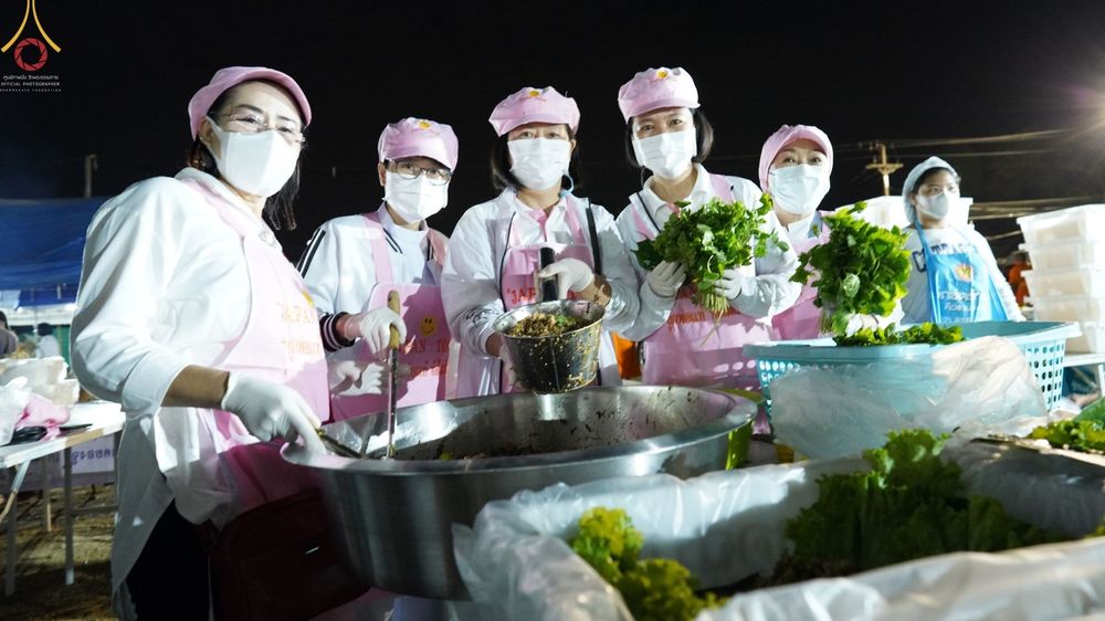 ภาพ No.70041:พิธีถวายภัตตาหารเป็นสังฆทาน แด่คณะพระธรรมยาตราฯ ในโครงการธรรมยาตราฯ ปีที่ 11 ณ อนุสรณ์สถานคลองบางนางแท่น อ.สามพราน จ.นครปฐม วันที่ 11 มกราคม พ.ศ. 2566