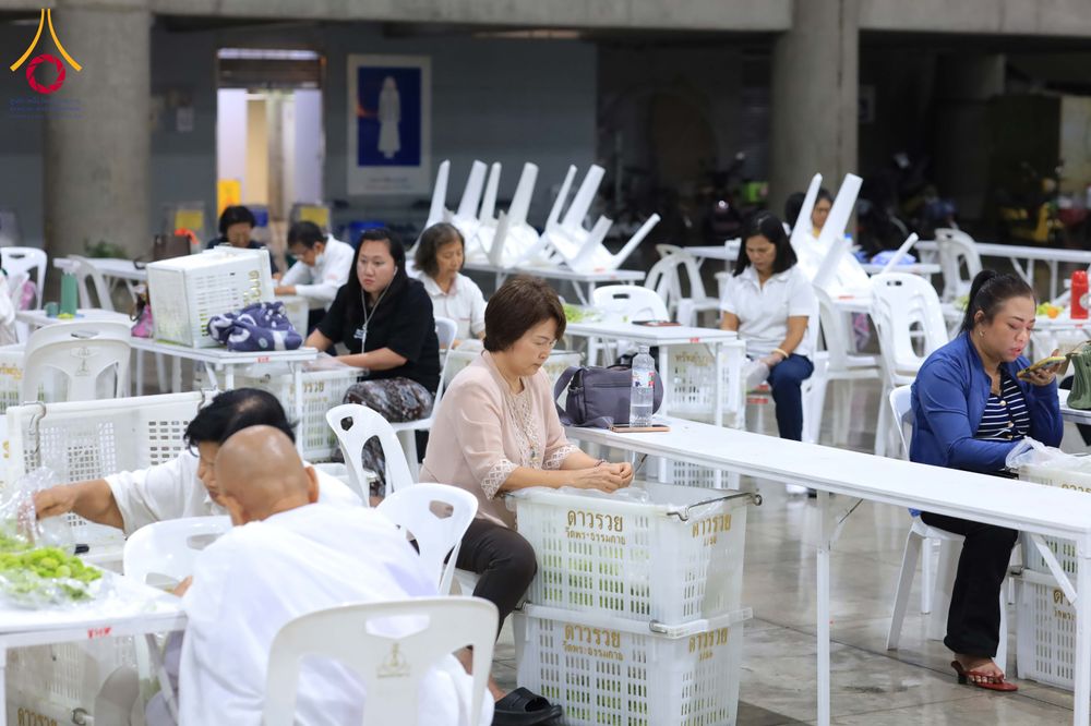 ภาพ No.303272:วันที่ 15-21 มกราคม พ.ศ.2569 ปลิดกลีบดอกเบญจทรัพย์ เพื่อโปรยต้อนรับพระธรรมยาตรา ในโครงการธรรมยาตรา กตัญญูบูชา มหาปูชนียาจารย์ พระมงคลเทพมุนี(สด จนฺทสโร) พระผู้ปราบมาร อนุสรณ์สถาน 7 แห่ง ปีที่ 14 ณ วิหารคด วัดพระธรรมกาย